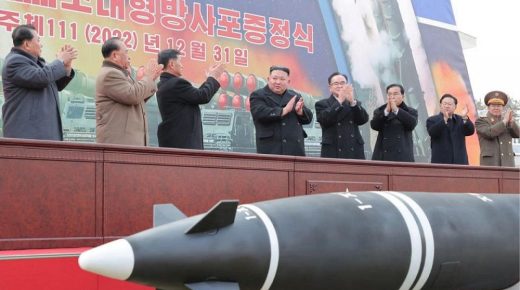 كيم جونغ زعيم كوريا الشمالية يطلق صاروخ عسكري باليستي عابر  للقارات