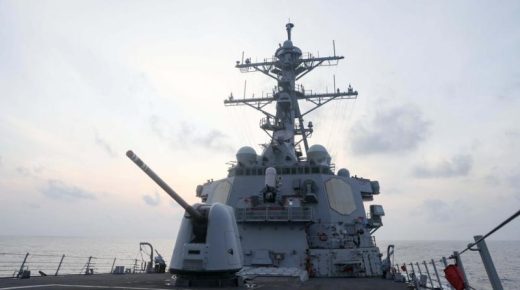 مدمرة أمريكية تدخل بحر الصين الجنوبي ومناورات عسكرية في جزيرة تايوان